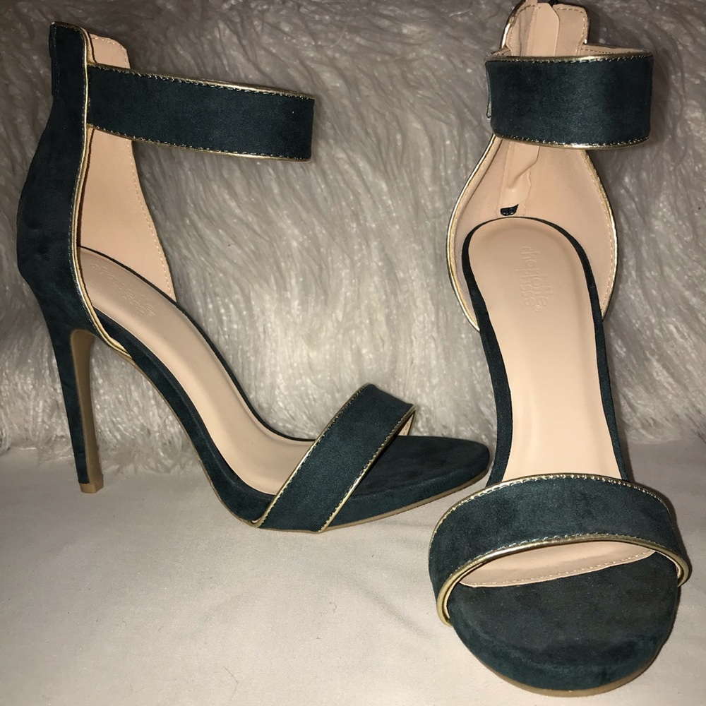 Teal Heel with Gold Outline